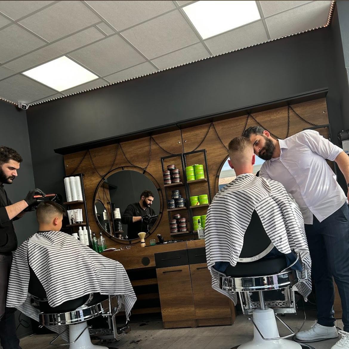Twee kappers aan het werk in de salon