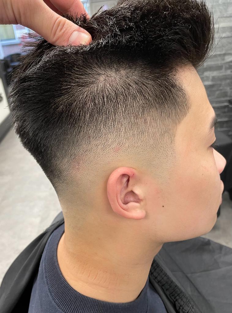 Skin fade met een getextureerde bovenkant, van opzij
